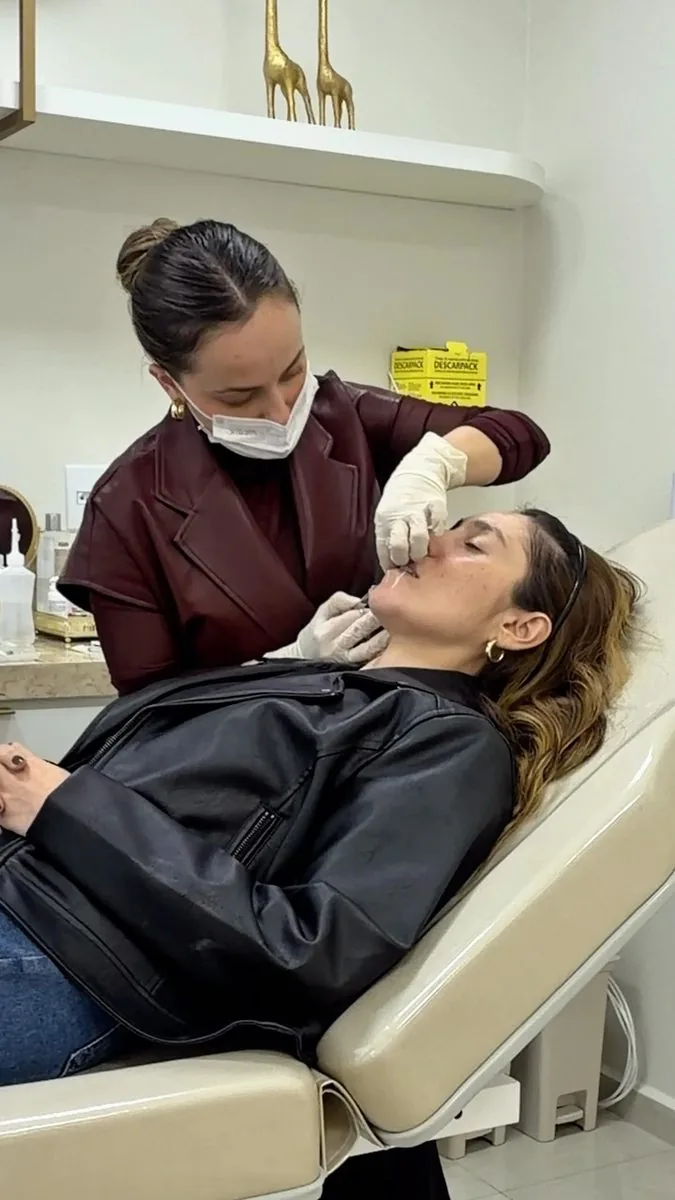 Paula Camargo em um procedimento de autocuidado