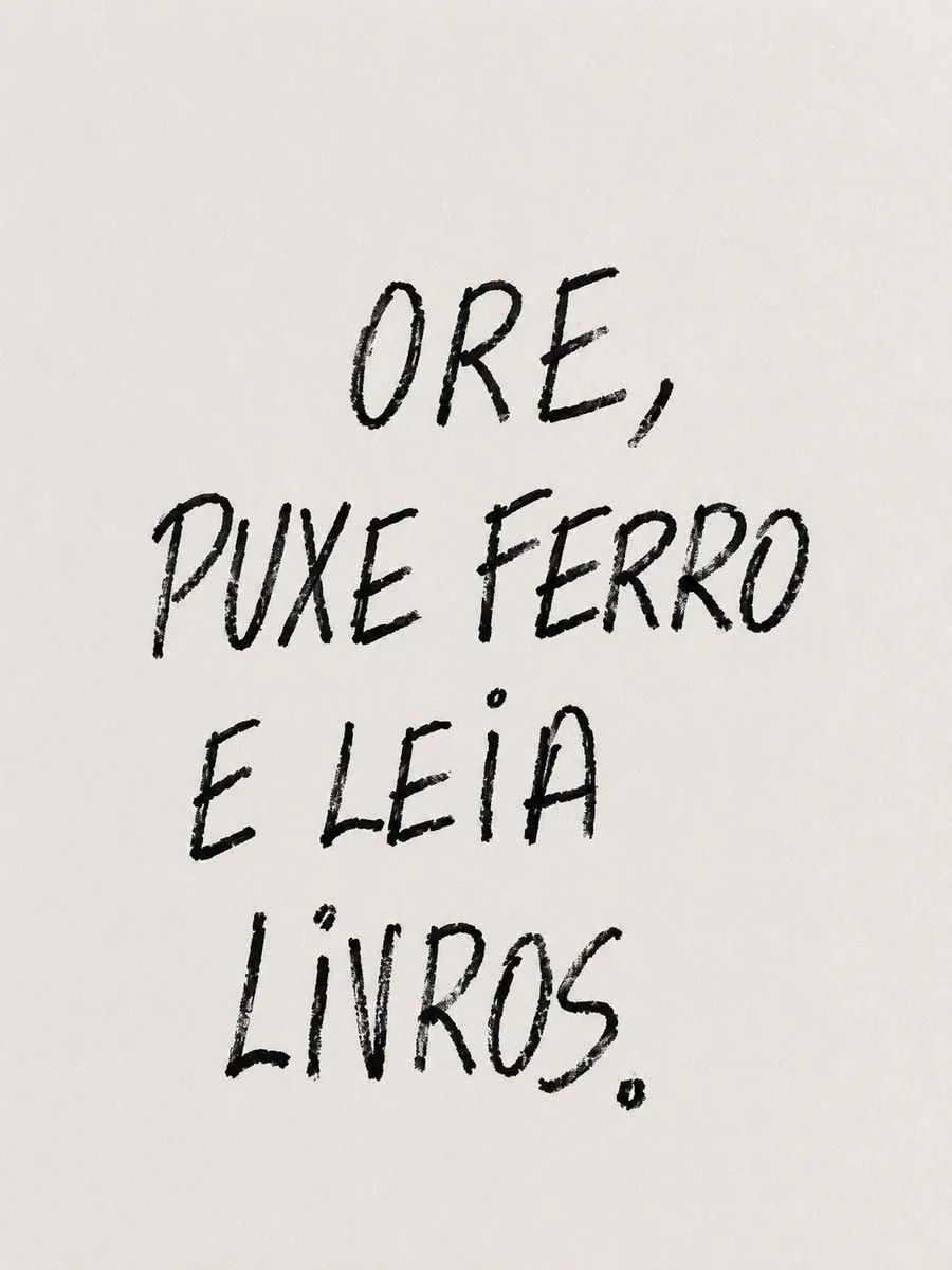 Frase publicada por Paula Camargo sobre oração, treino e livros