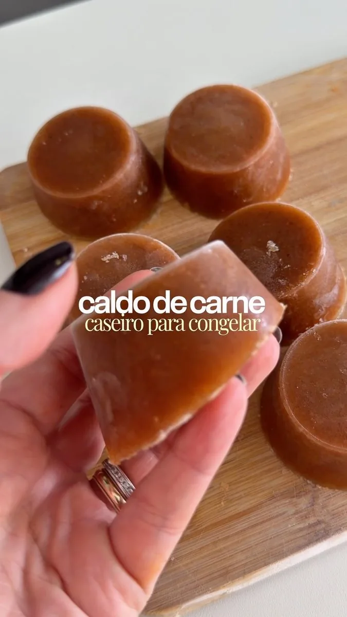 Receita de caldo de carne preparada por Paula Camargo