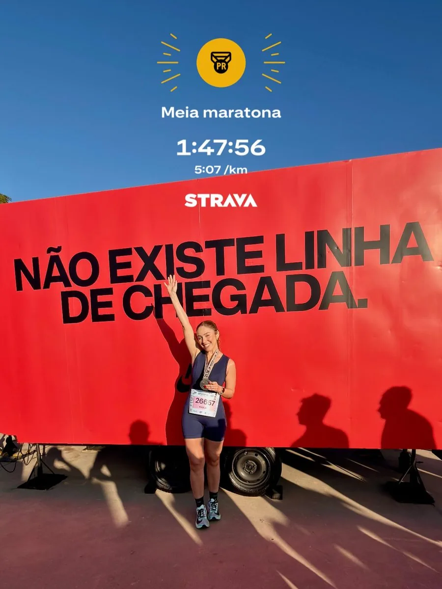 Paula Camargo celebra a chegada de uma meia maratona
